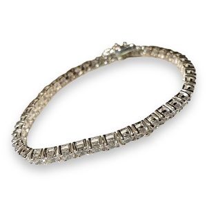 White diamond & silver tennis bracelet.